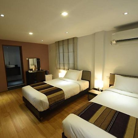 The Varsity House Inn & Serviced Apartments Rangoon Buitenkant foto