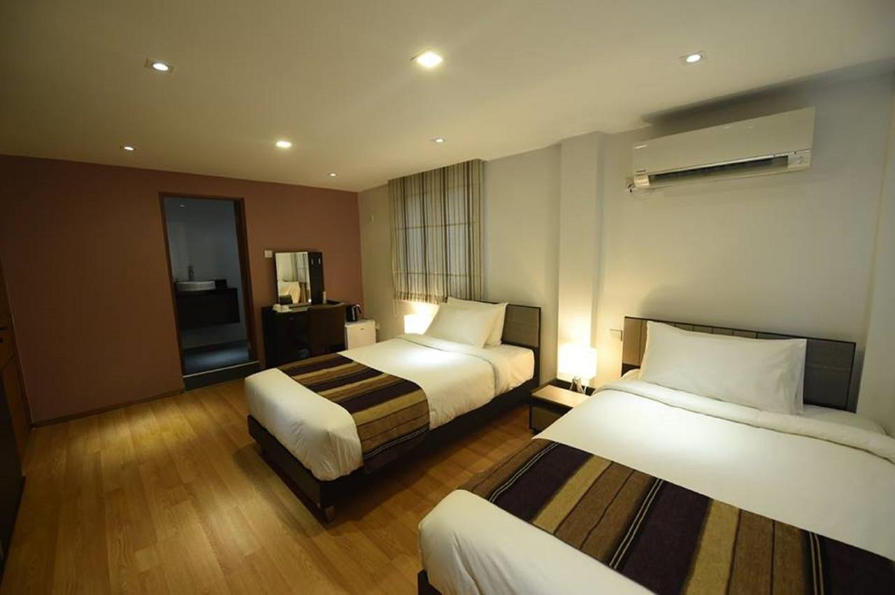 The Varsity House Inn & Serviced Apartments Rangoon Buitenkant foto